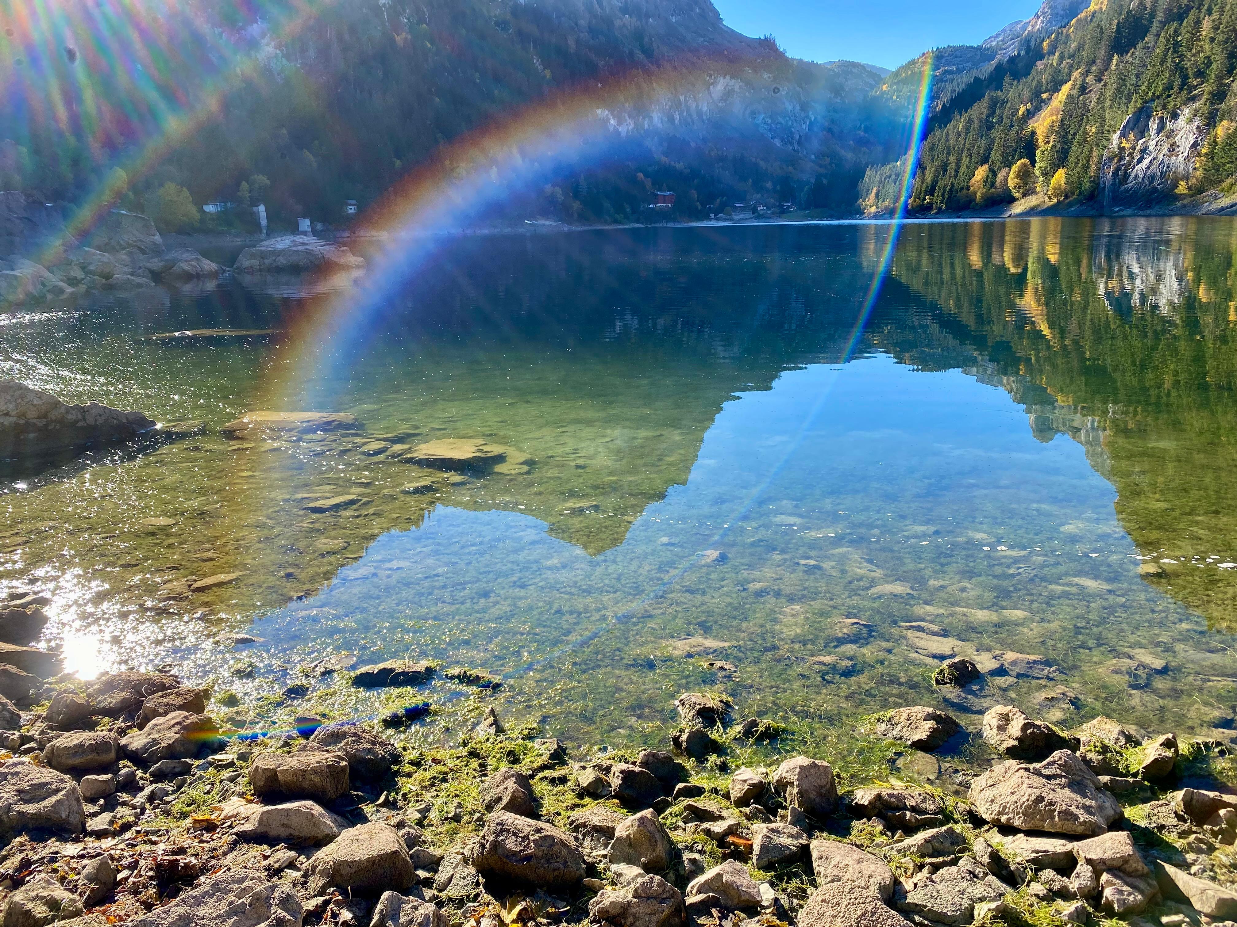 Arc-en-ciel au-dessus du paysage valaisan — l'équilibre et la transmission