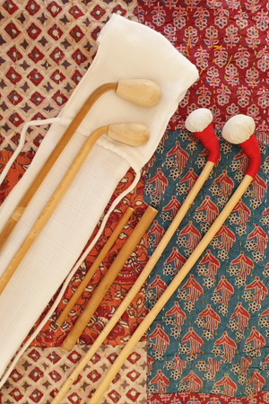 Bâtons tibétains Yutchu posés sur des tissus, outils de l’atelier du 12 septembre 2026