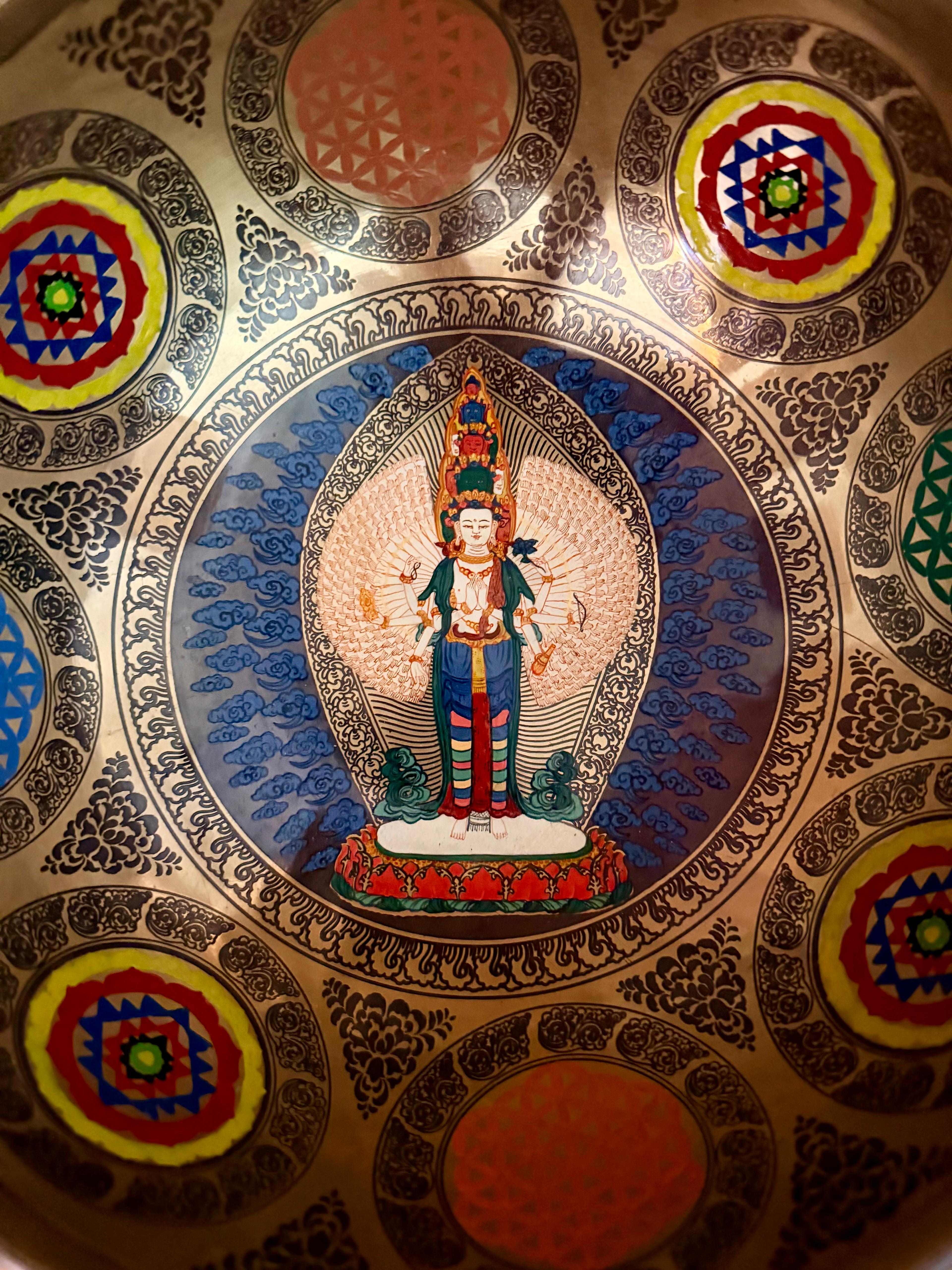 Bol tibétain gravé à l'effigie d'Avalokiteśhvara, le bodhisattva de la compassion