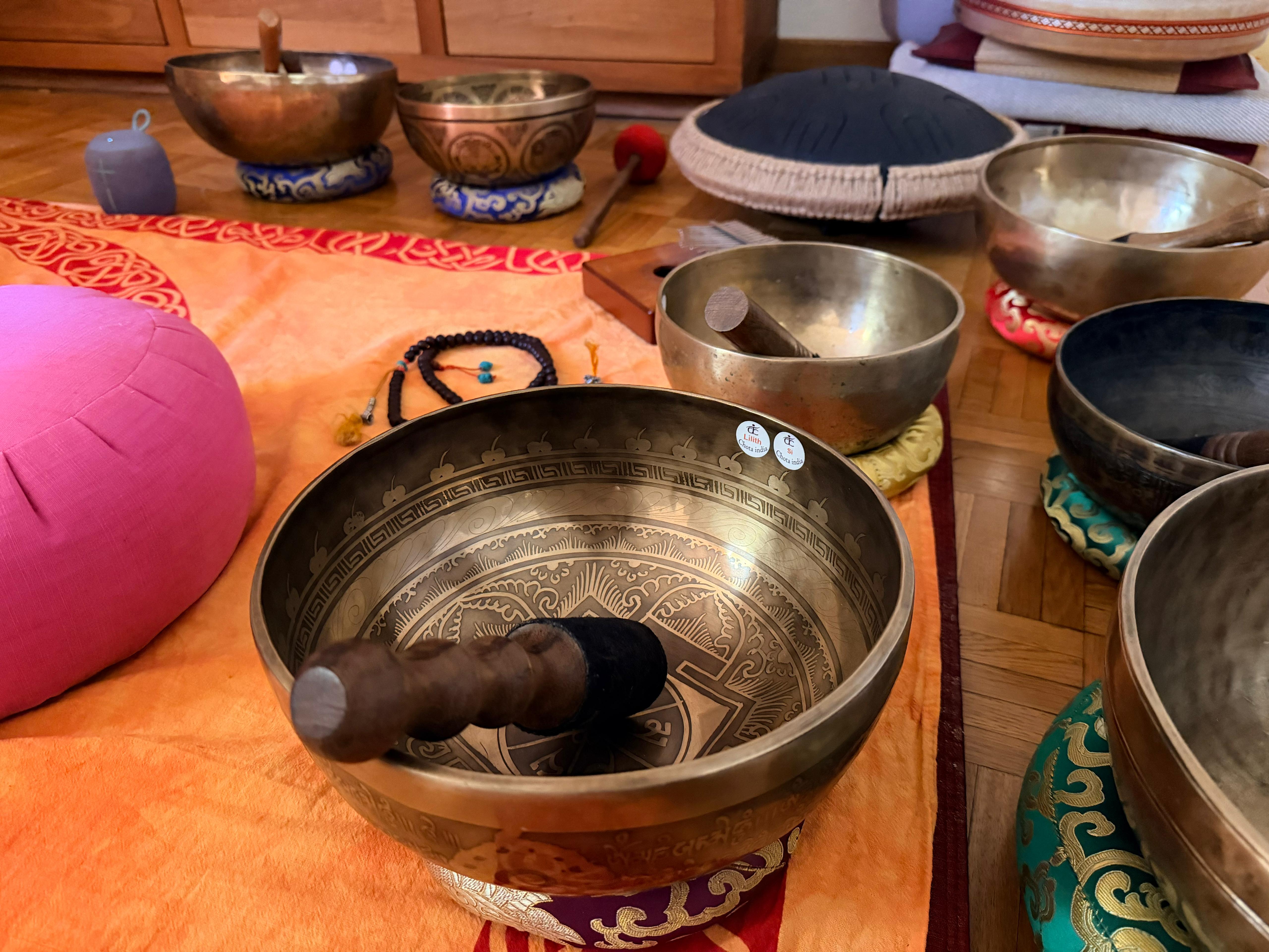 Bols tibétains posés sur un tissu, évoquant le travail du son dans la tradition tibétaine