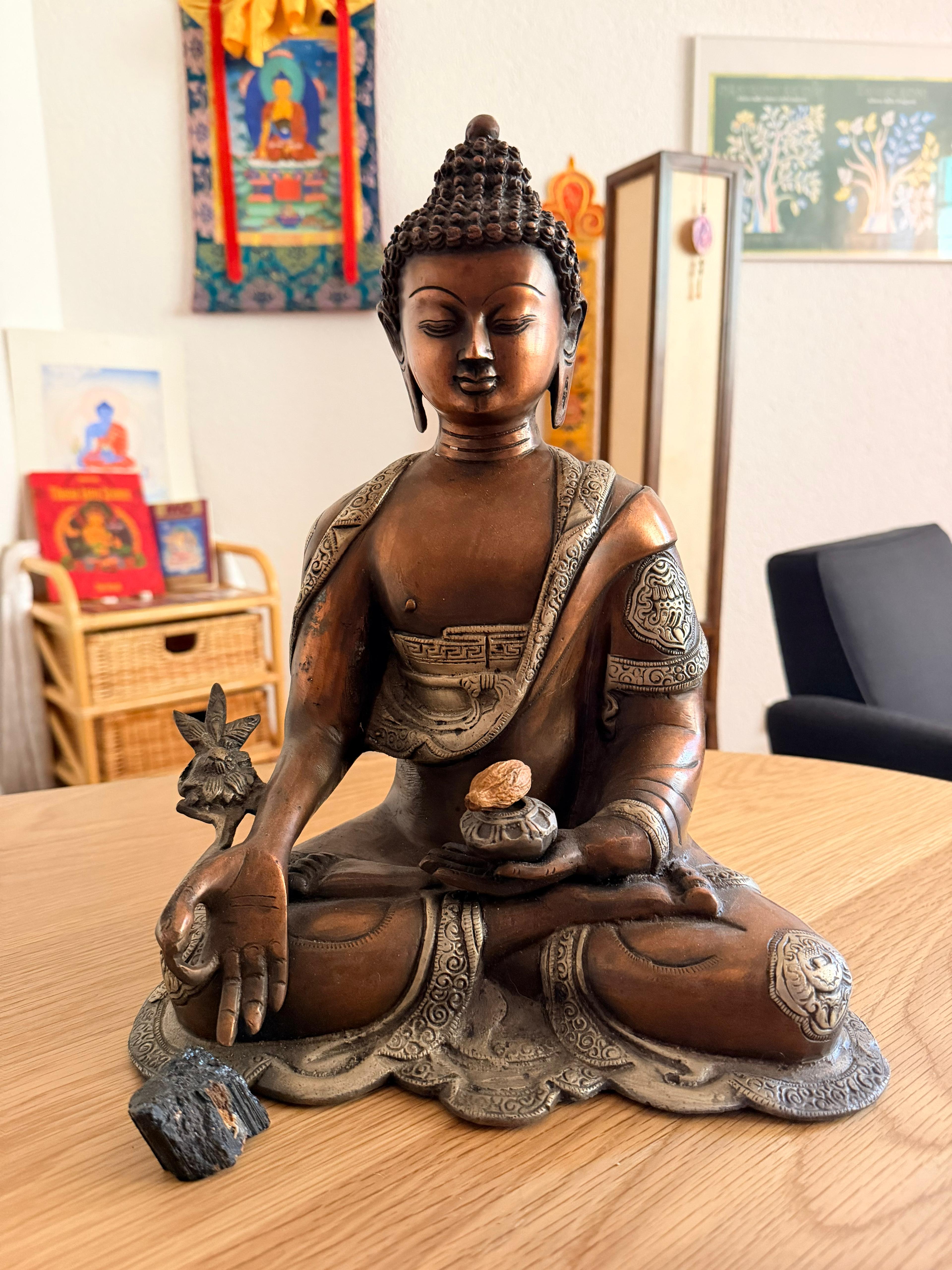 Statue de Bouddha en méditation, évoquant le calme de la récitation