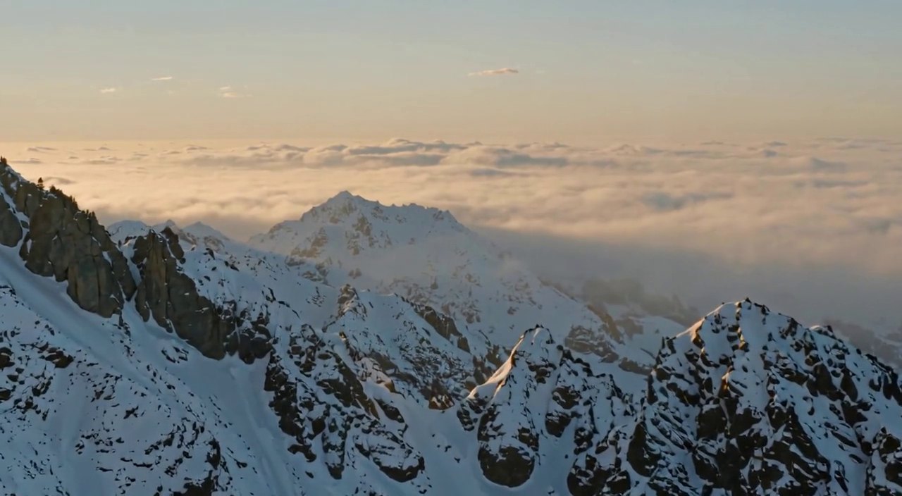 Aube sur les Alpes : premières lueurs dorées au-dessus d'une mer de nuages