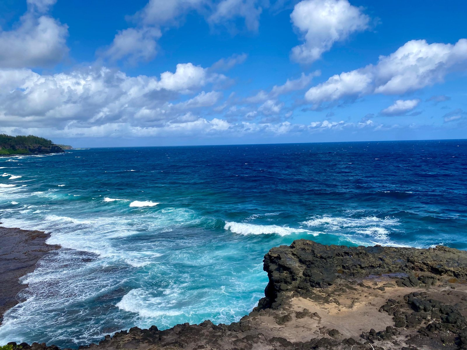 Vagues et océan sous un ciel clair — image contemplative pour l'oracle Mo